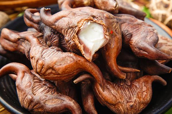 水生蔬菜种类，常见的有水蕨、莲藕、茭白等