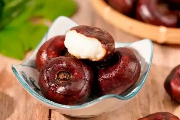 水生蔬菜种类，常见的有水蕨、莲藕、茭白等