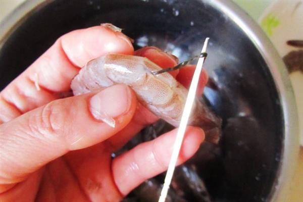 基围虾去虾线的方法，用牙签挑出虾线再拽出来