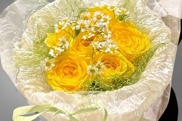 黄玫瑰搭配小雏菊的含义，代表永远快乐、浓烈爱情、坚强勇敢
