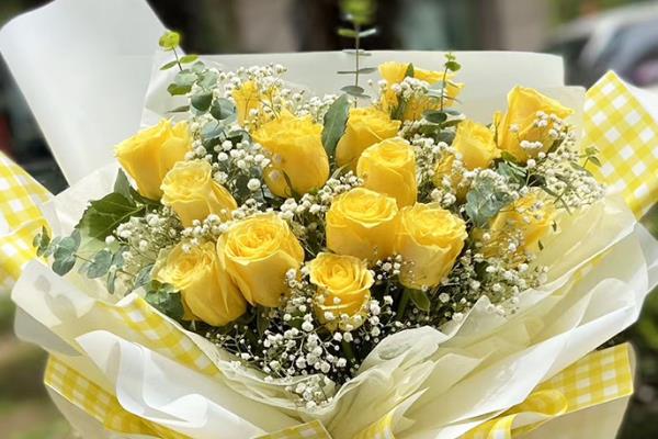 黄玫瑰搭配小雏菊的含义，代表永远快乐、浓烈爱情、坚强勇敢