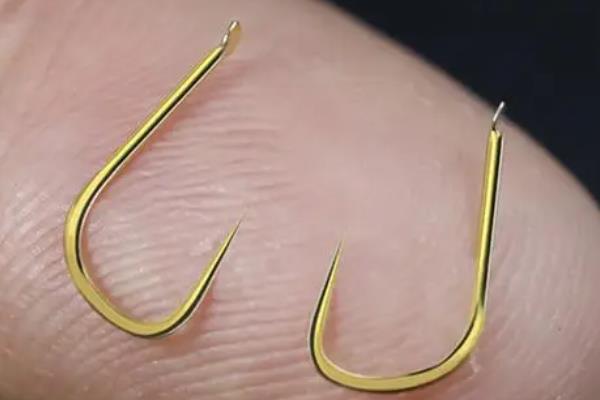 金袖鱼钩的特点，是为鲫鱼等小个体鱼类设计的钩型