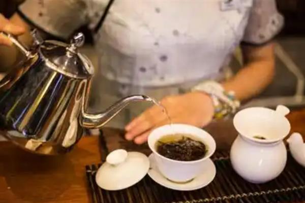 普洱熟茶与生茶有什么区别，前者经过渥堆、后者自然发酵