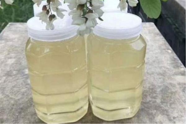 槐花蜜怎么辨别真假，可以从颜色、气味和口感等方面辨别