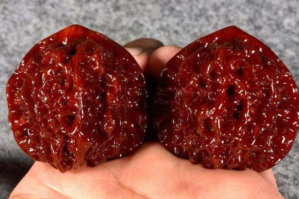 金蟾蛤蟆头核桃有什么优点和缺点，皮质细腻油润但疙瘩纹路很明显