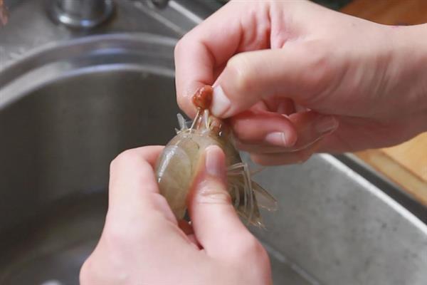 河虾的清洗方法，用盐水浸泡可清除细菌和寄生虫