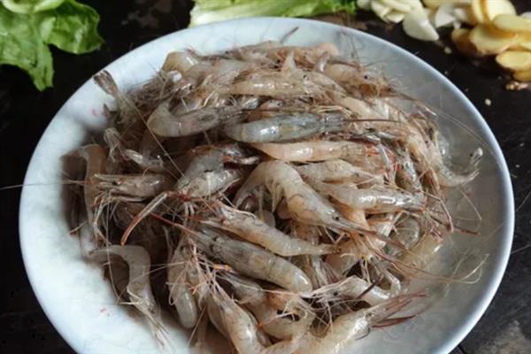河虾的清洗方法，用盐水浸泡可清除细菌和寄生虫