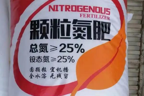 小麦拔节肥怎么使用，麦苗基本褪绿时亩施24-30斤尿素