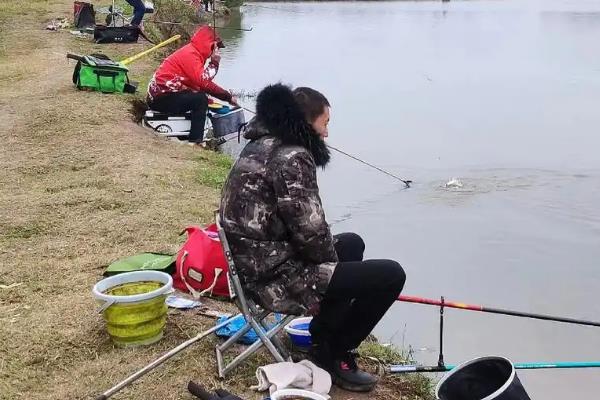冬天抛竿钓鲢鳙好吗，冬天用抛竿垂钓鲢鳙比较合适