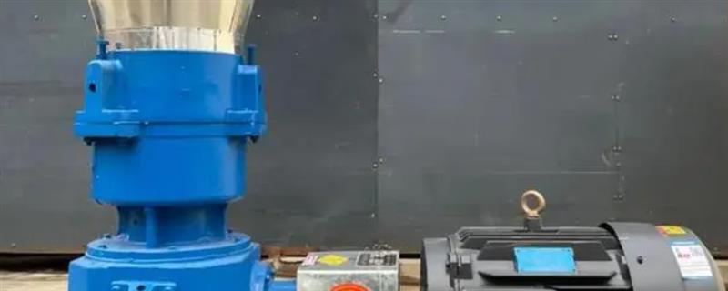 怎么使用饲料颗粒机，操作前需要注入合适的齿轮油