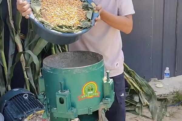 怎么使用饲料颗粒机，操作前需要注入合适的齿轮油
