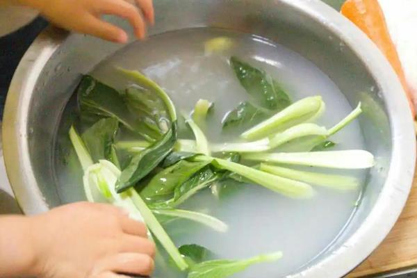 蔬菜错施农药如何解救，可喷淋清水