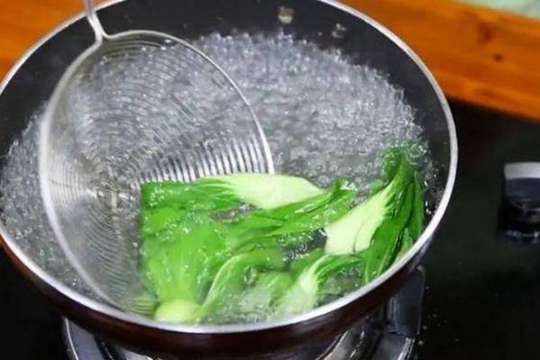 蔬菜错施农药如何解救，可喷淋清水