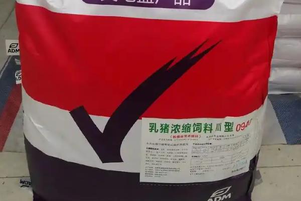 如何人工喂养小猪，前7天饲喂奶粉之后改喂教槽料
