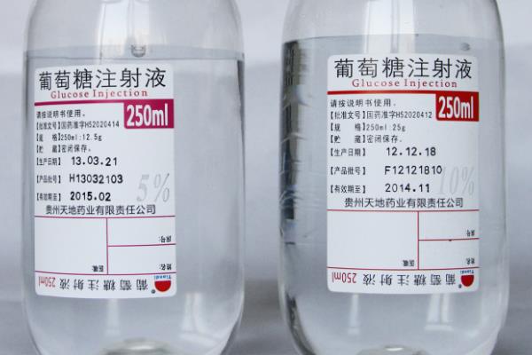 如何人工喂养小猪，前7天饲喂奶粉之后改喂教槽料