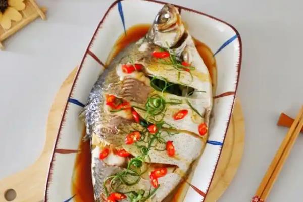 夏季钓鳊鱼的技巧，首先选择适合的钓位