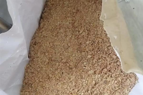 花生麸肥料如何制作，将各种原料拌匀后再密封发酵