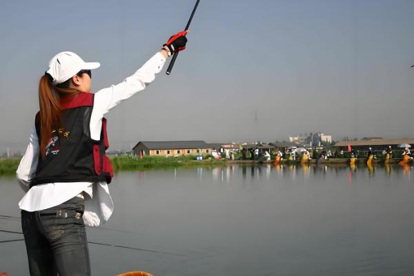 怎么钓青鱼,建议下钩轻触底、上钩离底