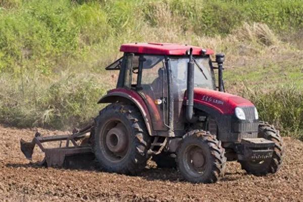 拖拉机冬季收车要注意什么,收车后要把冷却水放出来避免结冻