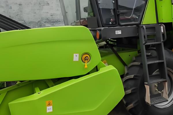 谷王玉米收割机的特点,发动机动力十足具有不错的可靠性