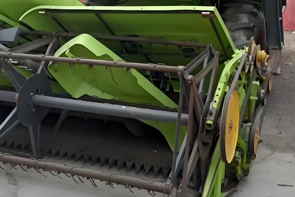 谷王玉米收割机的特点,发动机动力十足具有不错的可靠性