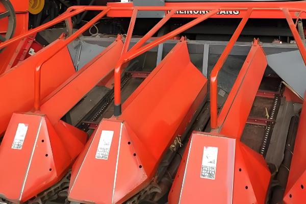 谷王玉米收割机的特点,发动机动力十足具有不错的可靠性