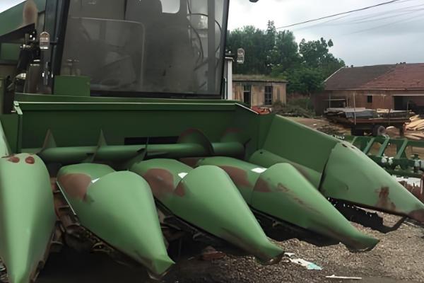 谷王玉米收割机的特点,发动机动力十足具有不错的可靠性