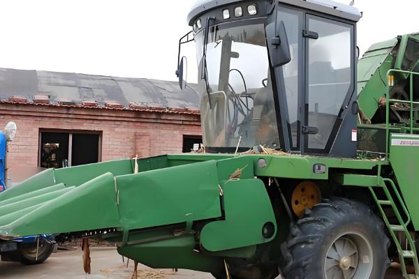 谷王玉米收割机的特点,发动机动力十足具有不错的可靠性