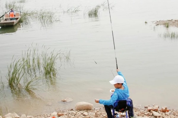 春天钓鲫鱼的技巧,早春要像冬季一样钓远、钓深