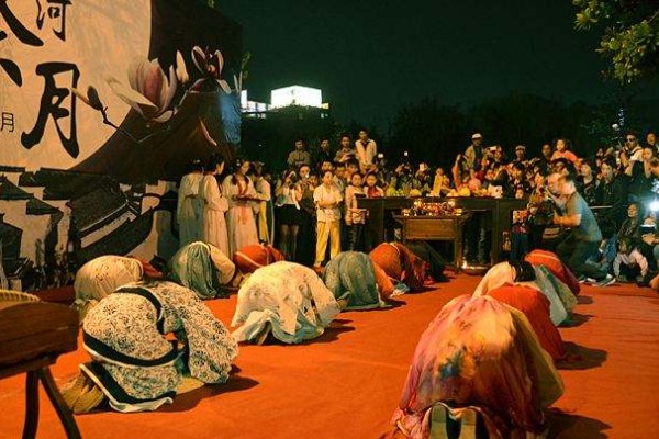中秋节的由来，是传承民间祭月风俗