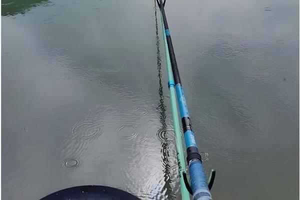 钓鱼怎么挂泥鳅,主要有背挂法、鼻挂法、尾挂法这三种方式