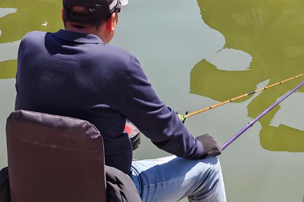 钓鱼怎么挂泥鳅,主要有背挂法、鼻挂法、尾挂法这三种方式