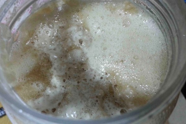 蜂蜜起白泡沫还可以吃吗，出现少许白泡沫可以吃