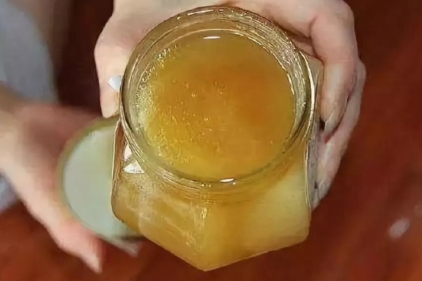 蜂蜜起白泡沫还可以吃吗，出现少许白泡沫可以吃