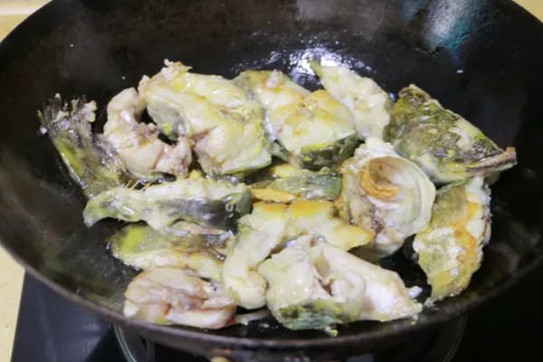 钳鱼的特点，身体较长且前部宽于后部