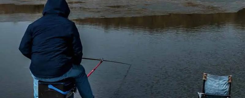 野河冻了薄冰能不能钓鱼，砸破冰面然后在岸上作钓