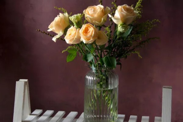 一晚上玫瑰花不放水里会枯萎吗，一般不会枯萎