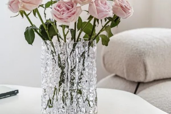 一晚上玫瑰花不放水里会枯萎吗，一般不会枯萎