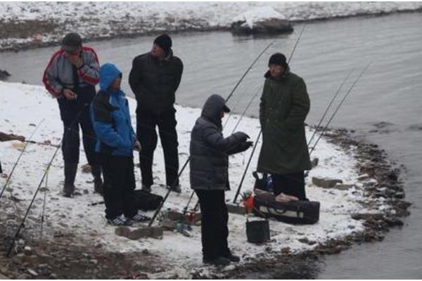野河冻了薄冰能不能钓鱼,砸破冰面然后在岸上作钓