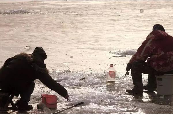 野河冻了薄冰能不能钓鱼,砸破冰面然后在岸上作钓