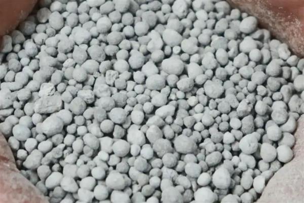 老三样化肥对土地的危害，氨肥施用过多使作物贪青晚熟