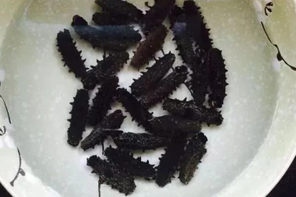 海参怎么去腥，可采取焯水、用白酒浸泡等方式