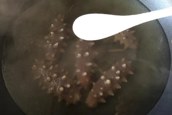 海参怎么去腥，可采取焯水、用白酒浸泡等方式