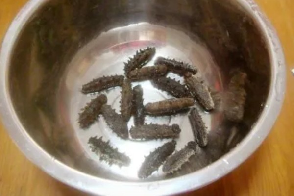 海参怎么去腥，可采取焯水、用白酒浸泡等方式