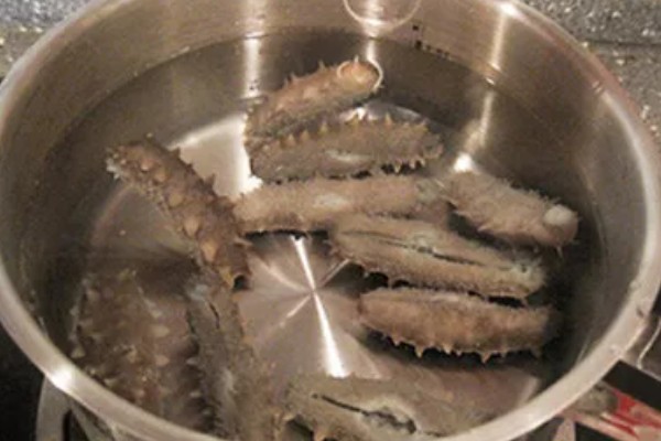 海参怎么去腥，可采取焯水、用白酒浸泡等方式