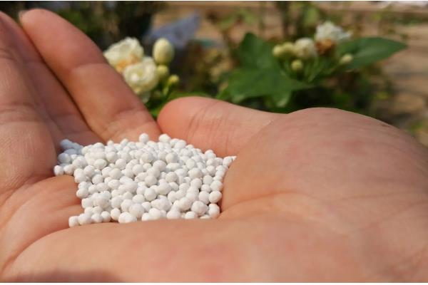 复合肥与大量元素水溶肥有什么区别，营养成分、肥料用量、使用效果都不同