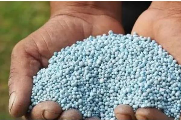 复合肥与大量元素水溶肥有什么区别，营养成分、肥料用量、使用效果都不同