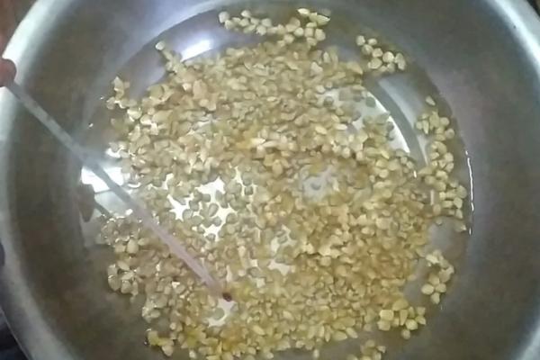 怎么用农药处理作物种子，根据防治对象使用不同的药物拌种或浸种