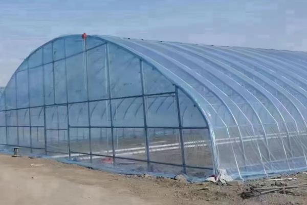 蔬菜温室大棚怎么增温，在棚内搭建中棚或在拱棚上加覆保温材料