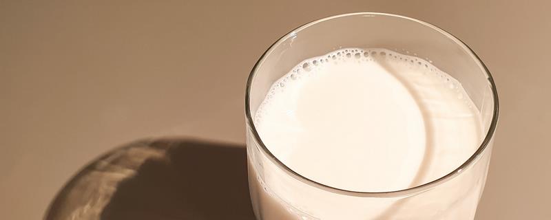 纯牛奶和鲜牛奶的简介，前者经高温灭菌处理、后者经低温加热处理